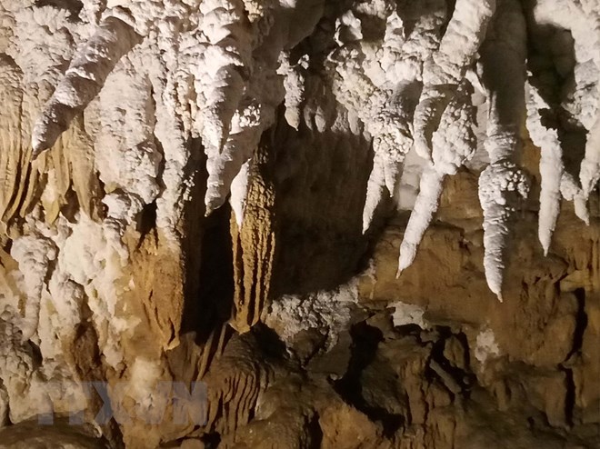 Vẻ đẹp kỳ thú của những nhũ đá trên vách trong hang động Huổi Cang